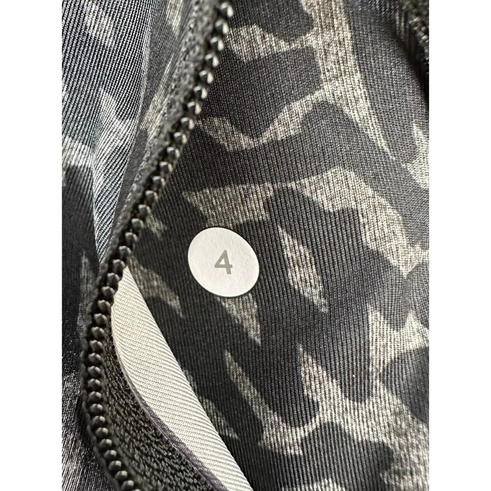 Lululemon Womens Performance Capri Legging Sz 4 Luxtreme Black Geo Print Zip Poc - Picture 9 of 9